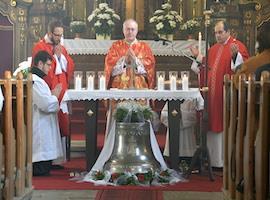 Žehnání zvonu sv. Václava v Rychnově u Jablonce nad Nisou